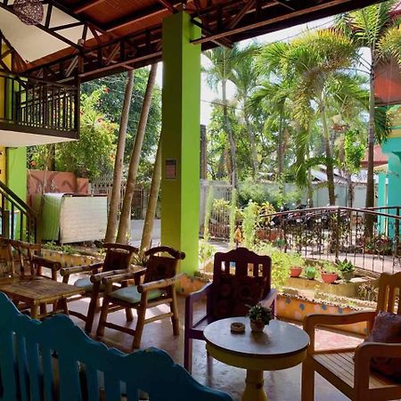 Colors Boutique Hostel プエルト・プリンセサ エクステリア 写真