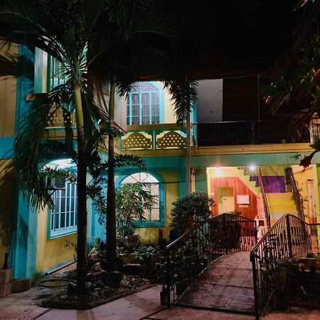 Colors Boutique Hostel プエルト・プリンセサ エクステリア 写真