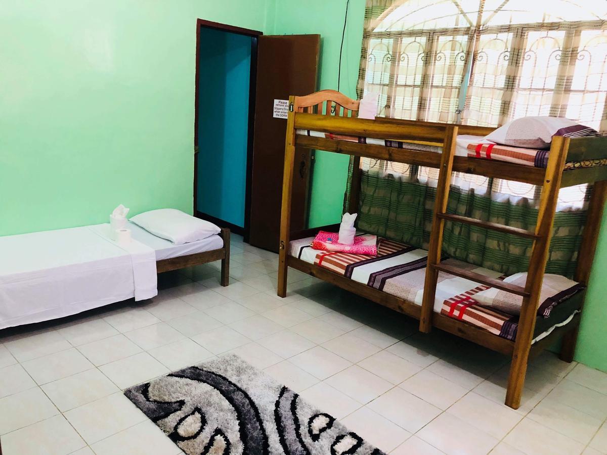 Colors Boutique Hostel プエルト・プリンセサ エクステリア 写真