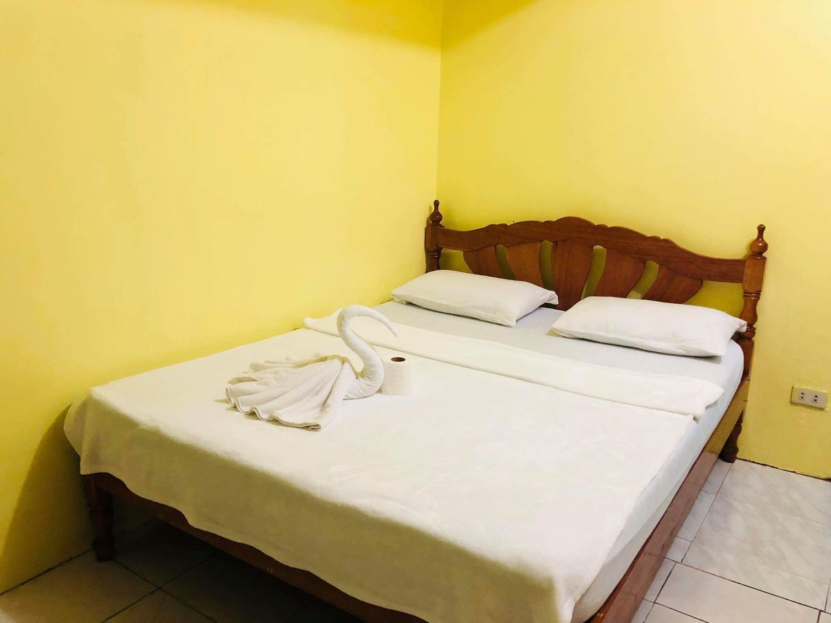 Colors Boutique Hostel プエルト・プリンセサ エクステリア 写真