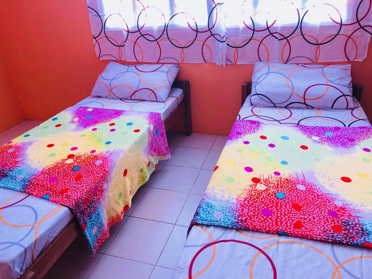 Colors Boutique Hostel プエルト・プリンセサ エクステリア 写真