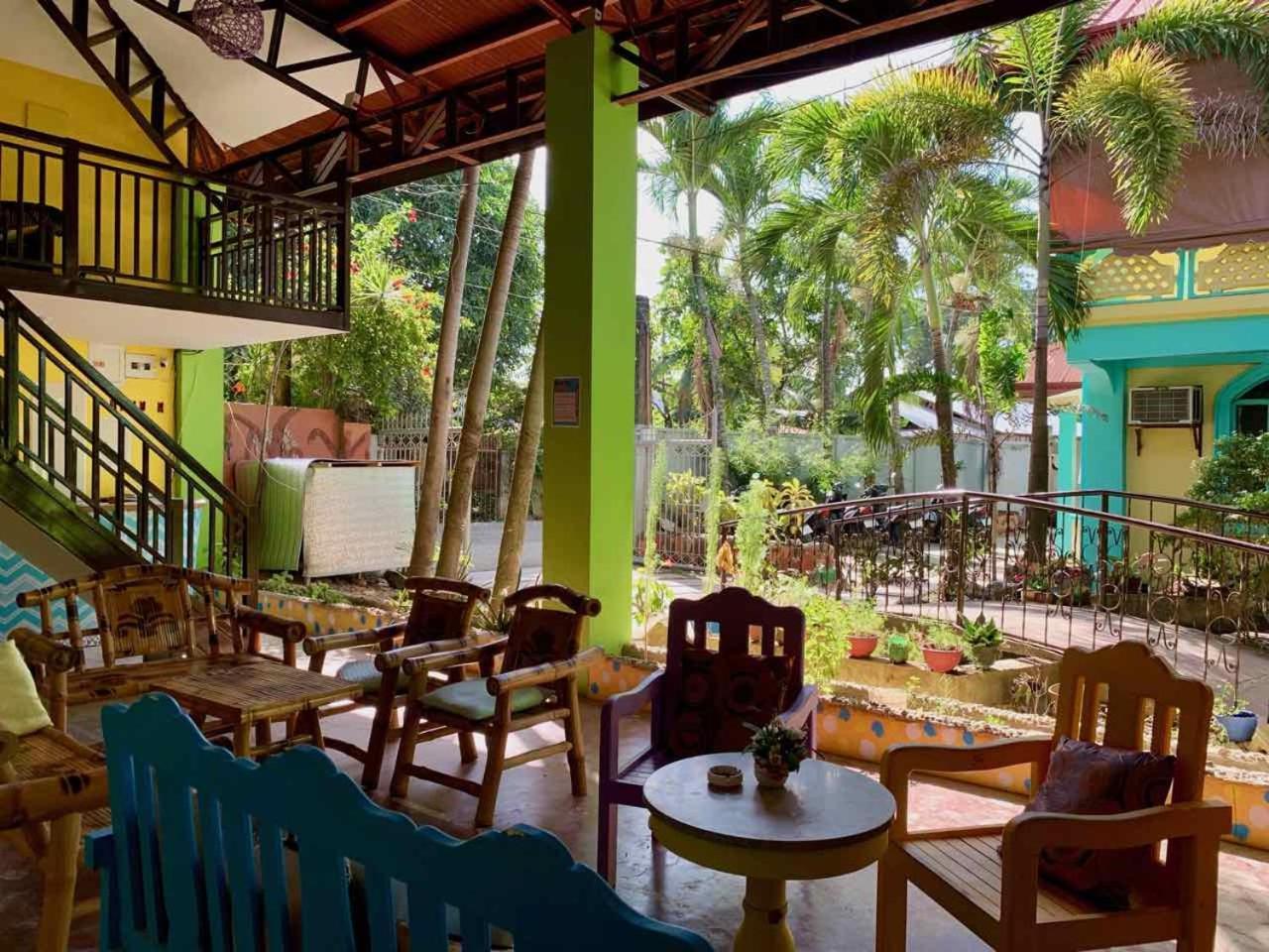 Colors Boutique Hostel プエルト・プリンセサ エクステリア 写真