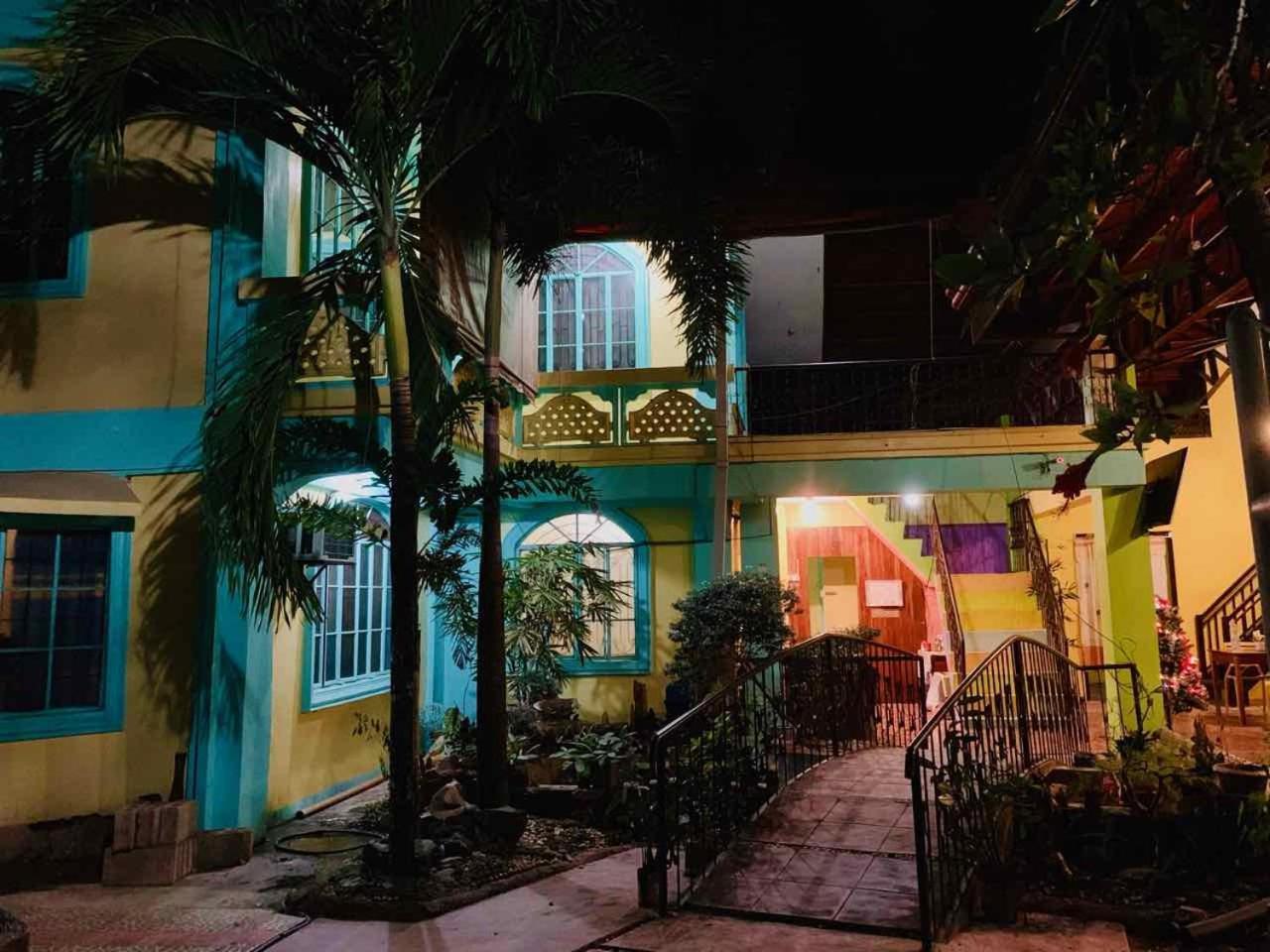 Colors Boutique Hostel プエルト・プリンセサ エクステリア 写真