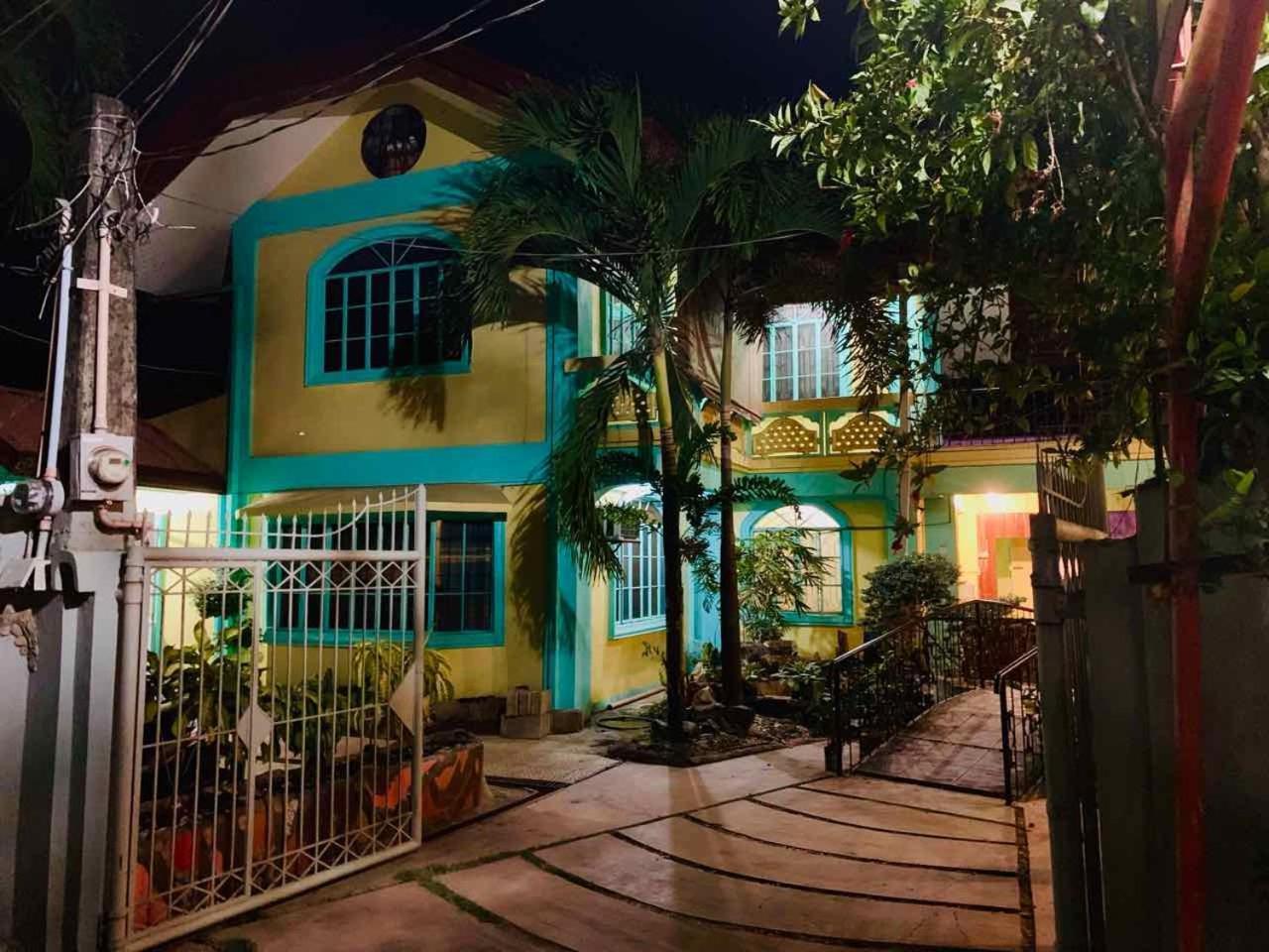 Colors Boutique Hostel プエルト・プリンセサ エクステリア 写真